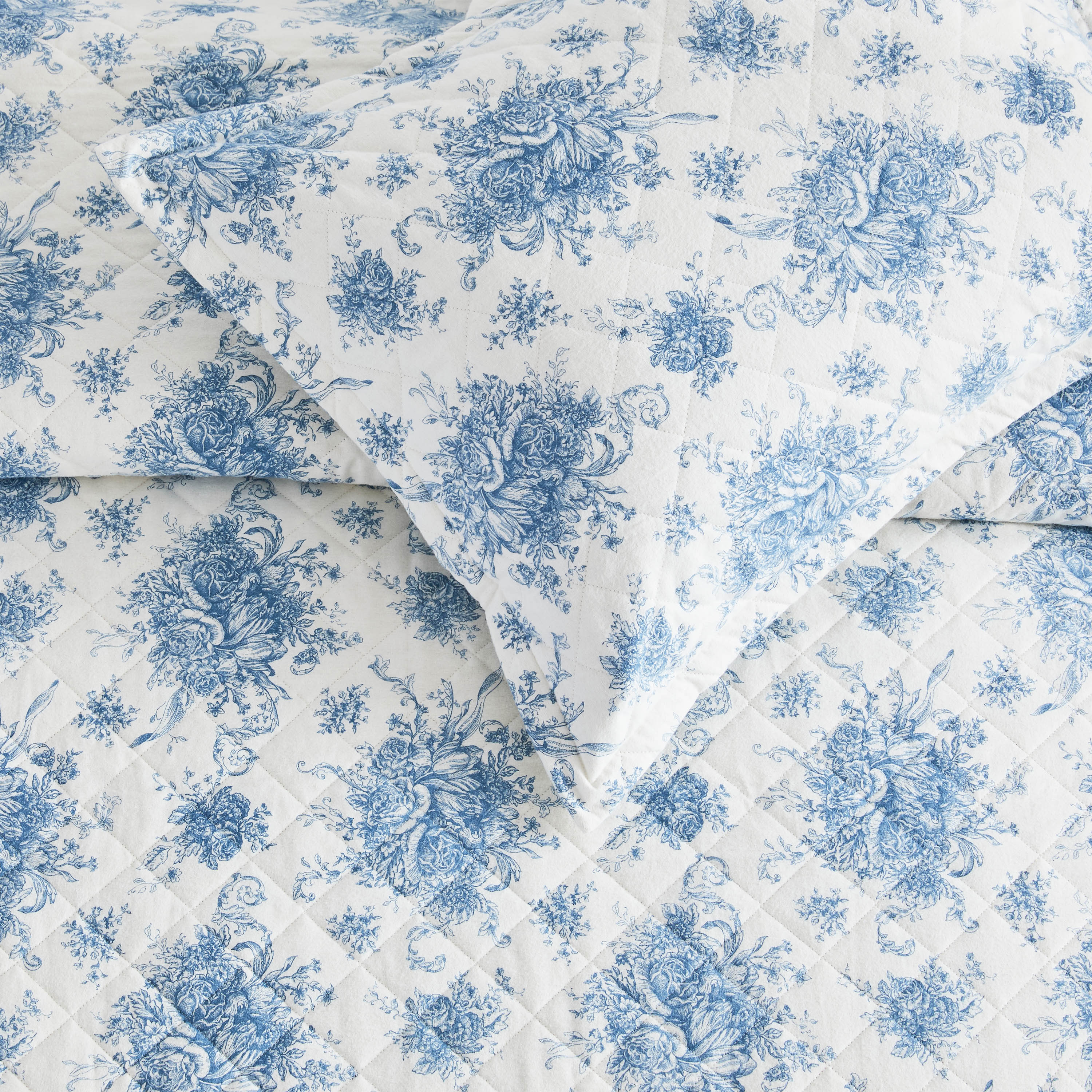 Petit Toile Cotton Flannel Quilt Set - Image 2